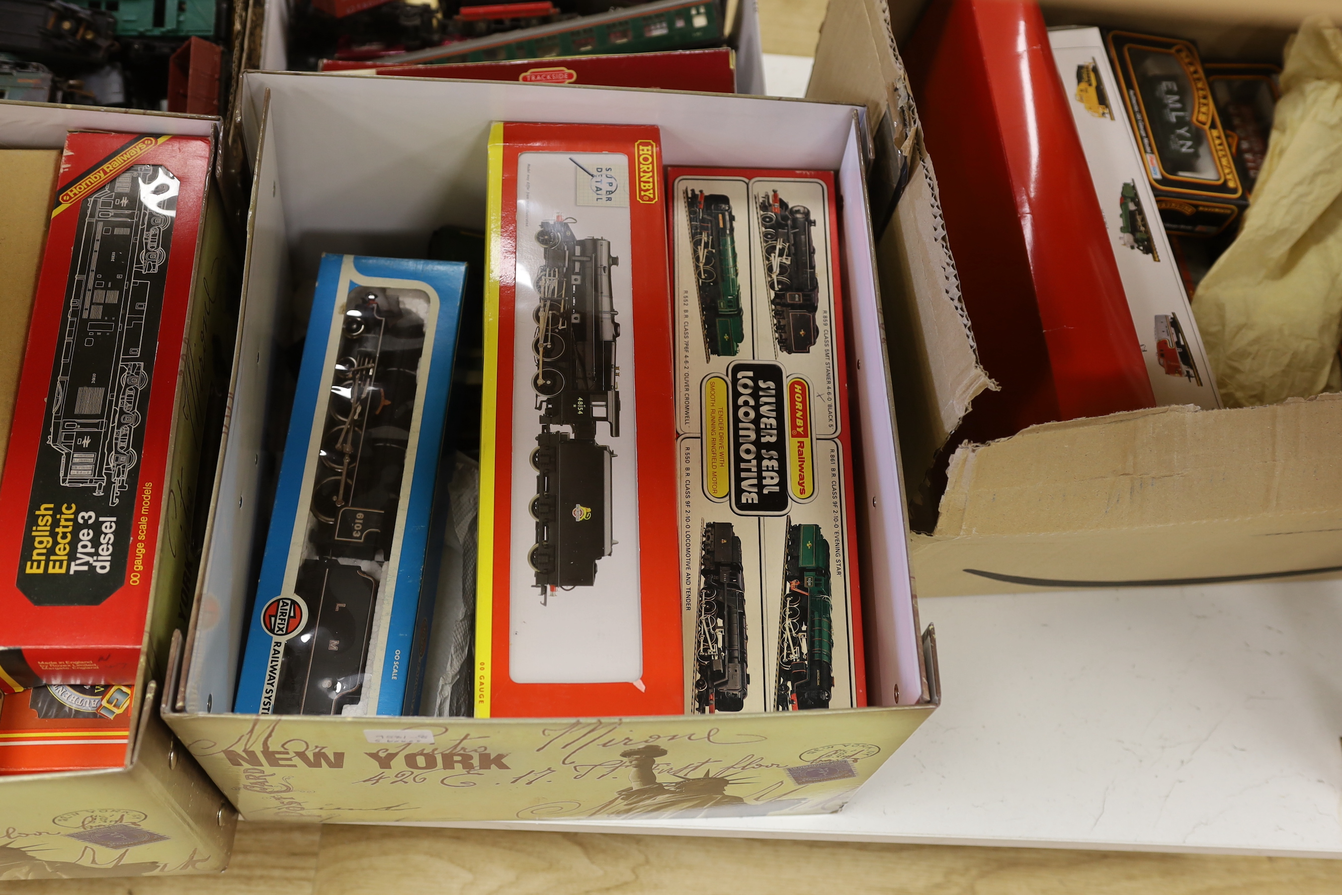 A quantity of 00 gauge trains, largely Hornby railways